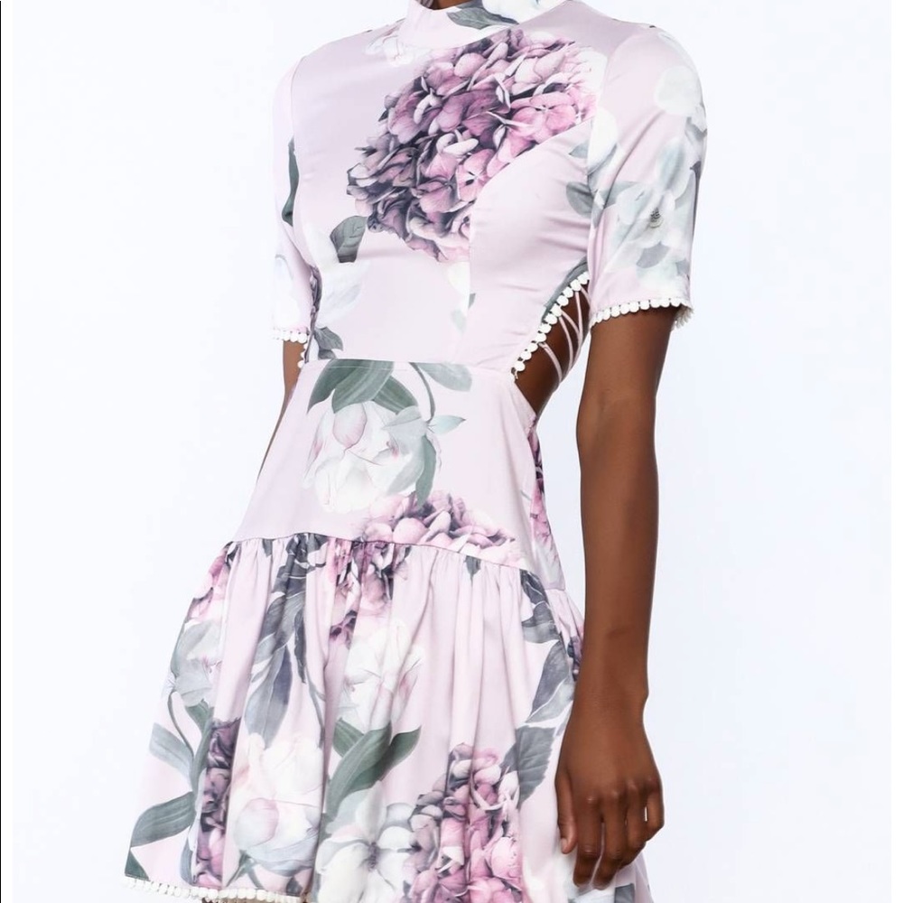 L’ATISTE purple floral dress. Size M. NEVER WORN.